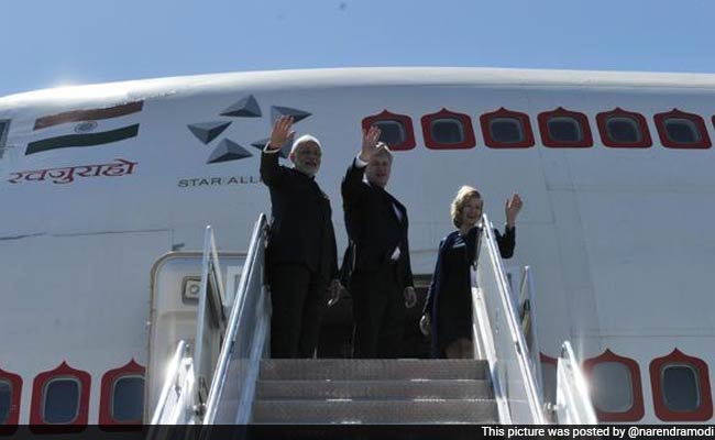 PM Narendra Modi and Canadian PM Stephen Harper Arrive in Toronto