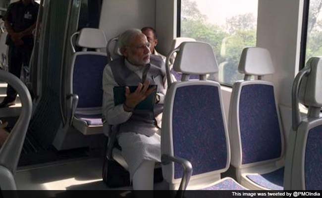 PM Narendra Modi Travels by Delhi Metro, Tweets 'Really Enjoyed the Ride'
