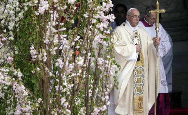 Pope Francis at Easter Prays for Killed Kenyan Students, Decries Persecution