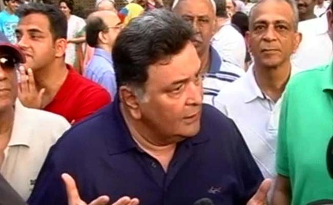 Residents of Mumbai's Upscale Pali Hill Protest Proposal to Open Up Footpaths to Hawkers