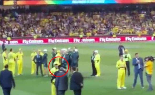 Epic Moment: When Oz's Maxwell Stopped Interview to Hug Sachin