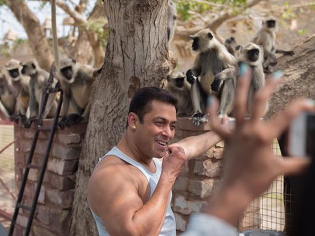 Salman Khan Feeds Monkeys on the Sets of <i>Prem Ratan Dhan Payo</i>