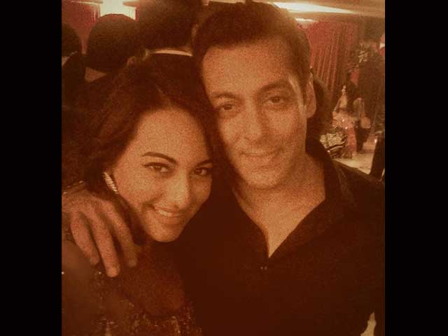 Salman Khan Thanks Sonakshi, Arbaaz and Fans on 5-Year Twitter Anniversary