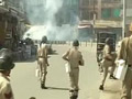 अलगाववादी नेता मसर्रत आलम की गिरफ्तारी के बाद श्रीनगर में प्रदर्शनकारियों और पुलिस के बीच झड़प