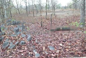 सुकमा में नक्सली हमले में शहीद जवानों के शवों को घटनास्थल से लेकर आई पुलिस सुकमा में नक्सली हमले में शहीद जवानों के शवों को घटनास्थल से लेकर आई पुलिस