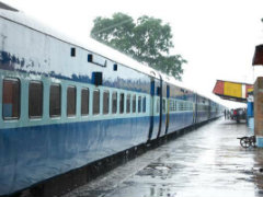 बिहार के कटिहार में टीटीई ने चलती ट्रेन से यात्री को धक्का दिया, गंभीर रूप से जख्मी