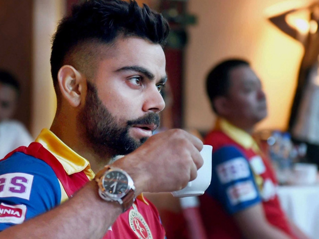 IPL 8: Cameras Capture Smiling Virat Kohli as Anushka Sharma Performs