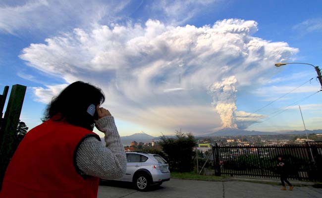 Flights Cancelled as Ash Cloud Pours From Chile Volcano