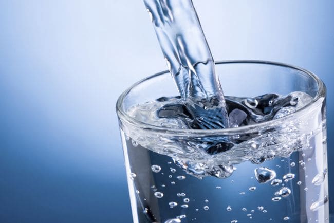 बहुत ज्यादा पानी पीने से क्या तेजी से गलती है पेट की चर्बी, क्या होता है एक्सेस वॉटर इंटेक का असर शरीर पर