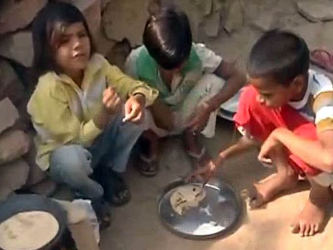 माता-पिता की मौत के बाद रिश्‍तेदारों ने भी छोड़ा, 12 साल की बच्‍ची पर छोटे भाई-बहनों का बोझ