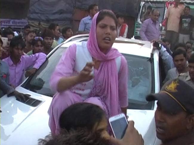 आगरा : सपा नेता के सुरक्षाकर्मी ने की छेड़छाड़, महिला ने गाड़ी पर चढ़कर किया प्रदर्शन