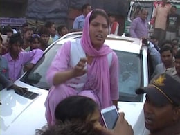 आगरा : सपा नेता के सुरक्षाकर्मी ने की छेड़छाड़, महिला ने गाड़ी पर चढ़कर किया प्रदर्शन आगरा : सपा नेता के सुरक्षाकर्मी ने की छेड़छाड़, महिला ने गाड़ी पर चढ़कर किया प्रदर्शन