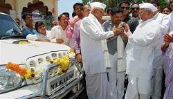 Anna Hazare's Mahindra Scorpio Auctioned; Toyota Innova Could Be His Next Car