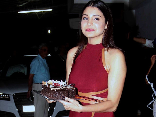 Virat Kohli's Birthday Celebrations | Virat Kohli Plants A Kiss On Anushka  Sharma's Cheek | Virat Kohli Celebrates Birthday With Anushka Sharma -  Filmibeat