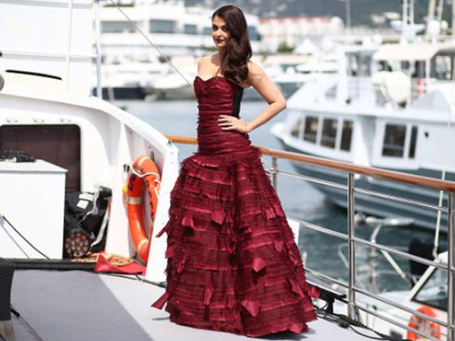 At Cannes, Aishwarya Rai Bachchan Showcases Scene From <i>Jazbaa</i>