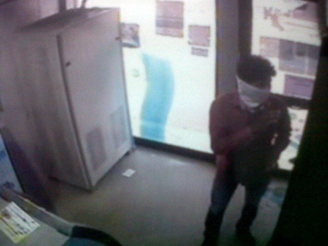 ATM से रुपये निकालने में नाकाम रहे चोरों ने पूरा एटीएम ही उखाड़ दिया ATM से रुपये निकालने में नाकाम रहे चोरों ने पूरा एटीएम ही उखाड़ दिया