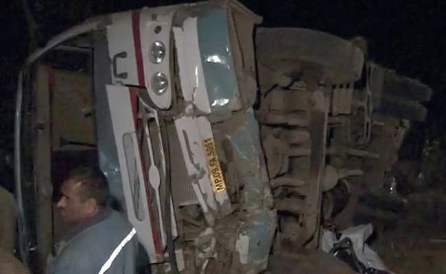 मध्य प्रदेश : खाई में गिरी बस, 21 यात्रियों की जलने से मौत, कई झुलसे