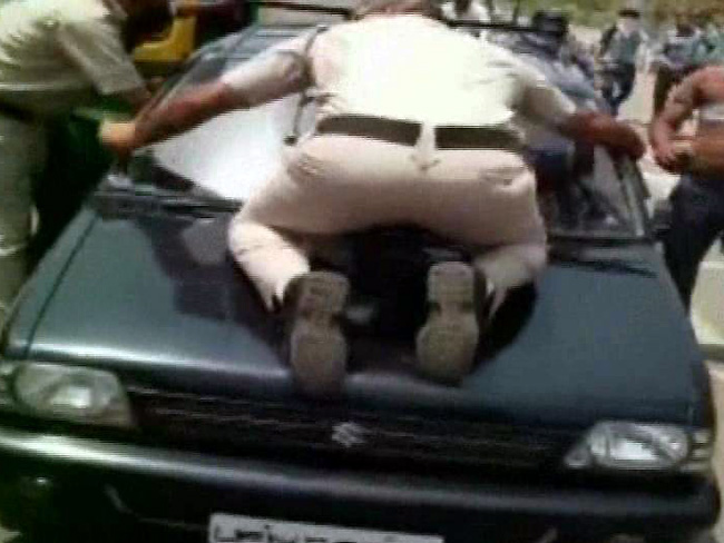 चेकिंग के दौरान कार चालक ने मारी टक्कर, 200 मीटर तक बोनट पर लटका रहा पुलिसकर्मी