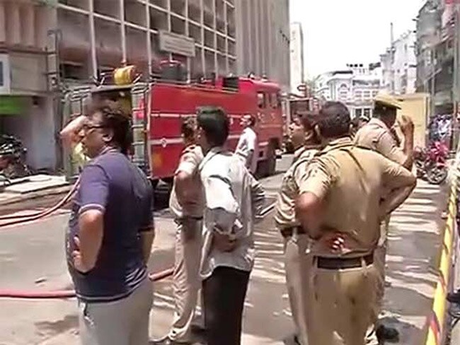 दिल्ली के कनॉट प्लेस में बैंक में आग लगी, तीन लोग मामूली रूप से जख्मी