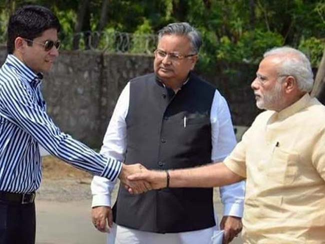 IAS Officer Denies Defence on WhatsApp Over Meeting PM Modi in Casuals