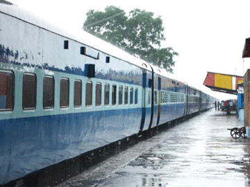 मुंबई से केरल जा रही दुरंतों एक्सप्रेस गोवा में पटरी से उतरी, कोई हताहत नहीं मुंबई से केरल जा रही दुरंतों एक्सप्रेस गोवा में पटरी से उतरी, कोई हताहत नहीं