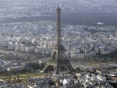 फ्रांस में एफिल टॉवर पर थैला लेकर चढ़ते दिखे संदिग्ध, घंटों बंद रहा स्मारक