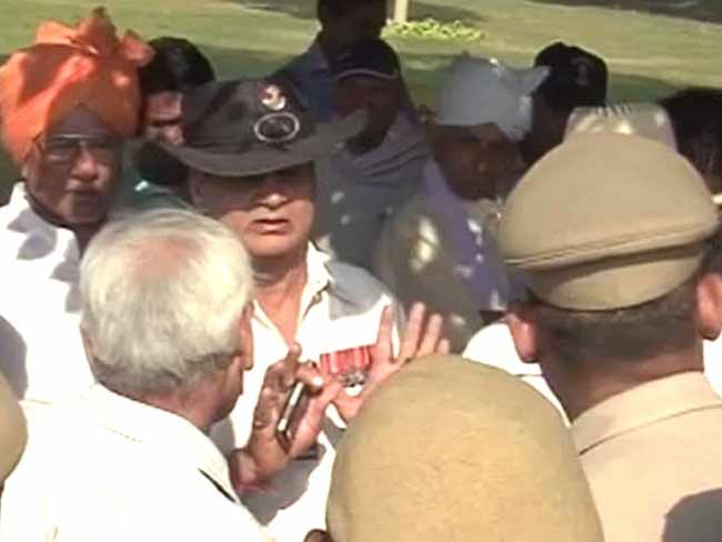 पूर्व सैन्य अधिकारियों ने रक्षामंत्री मनोहर पर्रिकर से सम्मान लेने से किया इनकार
