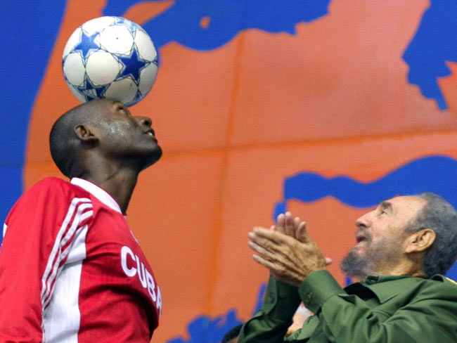 30 मिनट तक सिर से खेलता रहा फुटबॉल, बनाया विश्व रिकॉर्ड