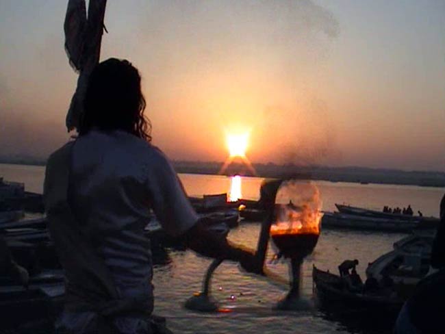 अजय सिंह की कलम से : बदहाली के मझधार में खुशहाली का किनारा ढूंढता मैं बनारस हूं