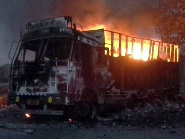 बिहार के गया में नक्सलियों का उत्पात, 32 से ज्यादा ट्रकों में लगाई आग