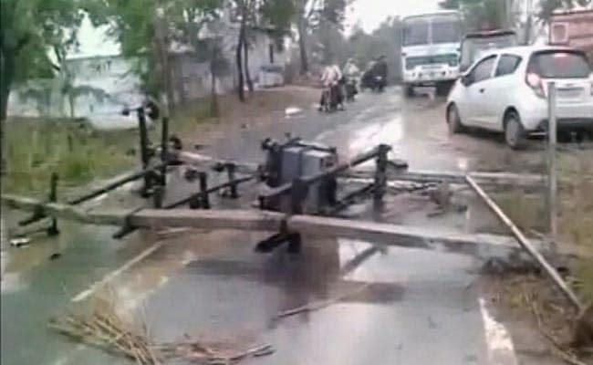 असम में भयानक तूफान से पांच व्यक्तियों की मौत, पेड़ और बिजली के खंभे गिरे