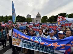 Thousands Form Human Chain Around Japan's Parliament to Protest New US Base Plan