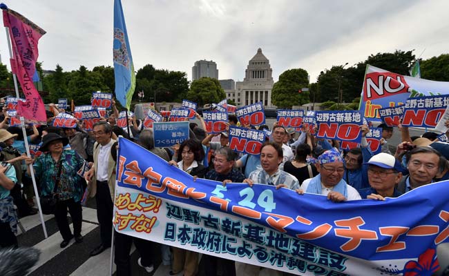 Thousands Form Human Chain Around Japan's Parliament to Protest New US Base Plan