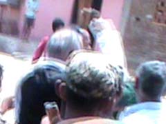 कैमरे में कैद : झारखंड के स्वास्थ्य मंत्री ने सबके सामने आरजेडी के दो नेताओं को पीटा