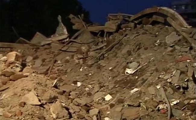 Kilos of Gold Strewn Under Debris of Mumbai Building That Collapsed