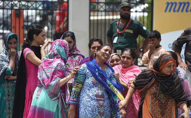 Karachi Terror Attack: 47 Killed as Gunmen Open Fire Inside Bus, Pamphlet Claims Islamic State Role