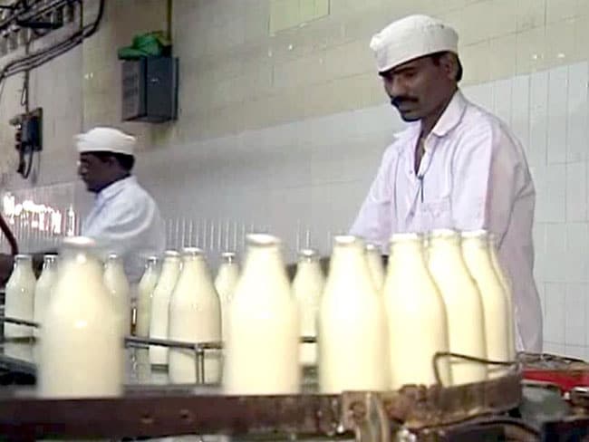 दूध के दाम घटाओ, महाराष्ट्र सरकार का निजी दूध संघों को आदेश
