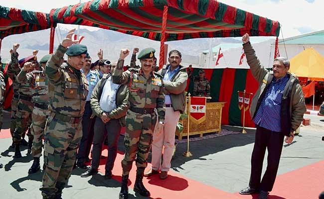 Defence Minister Manohar Parrikar Visits Jammu and Kashmir to Review Security Situation