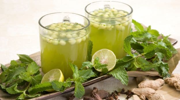 Coriander and mint leaves