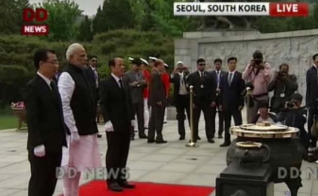 Prime Minister Narendra Modi Visits Seoul National Cemetery for Wreath-Laying Ceremony