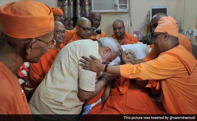 PM Modi Meets Monk Who Rejected Him for His Order During Kolkata Visit