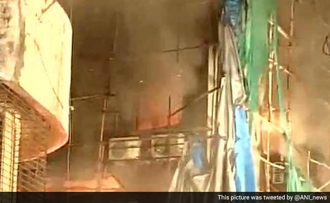 मुंबई : कालबादेवी की एक इमारत में आग बुझाने गए 2 अग्निशमन कर्मियों की जलकर मौत