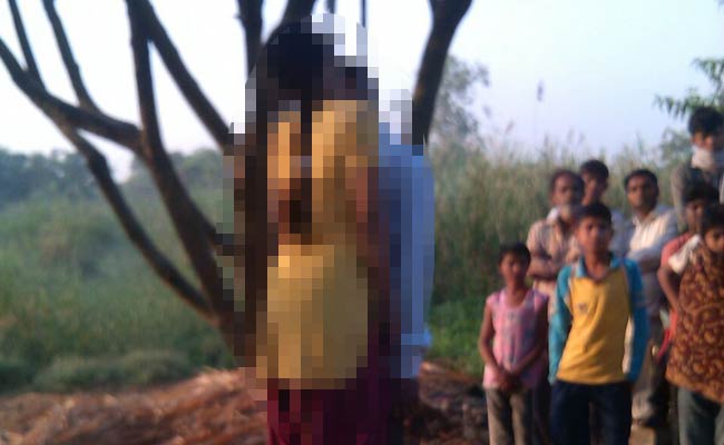Photo of Young Couple Hanging From Tree Shows Horrific End to Love Story