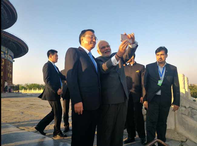 सेल्फ़ी हमारे समय का सुखरोग है, फोटो सबसे ताकतवर भाषा