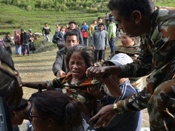 नेपाल भूकंप : नेपाल की सहायता में जुटे भारत का अब तक का सबसे बड़ा राहत अभियान