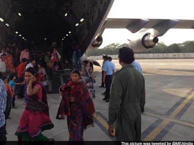 हमारे चेहरों को आईना दिखाता नेपाल में #gohomeindianmedia का ट्रेंड करना