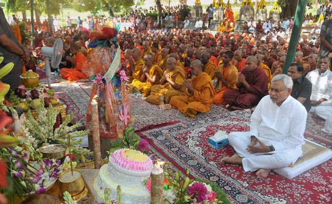 Bihar Chief Minister Nitish Kumar Prays at Mahabodhi Temple For Earthquake Victims