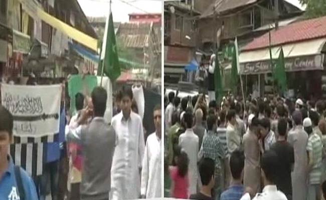 Pakistan, Lashkar-e-Taiba Flags Waved at Protest in Srinagar