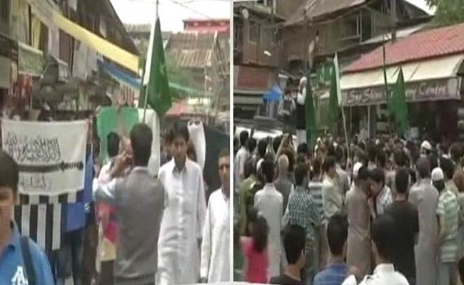 Pakistan, Lashkar-e-Taiba Flags Waved at Protest in Srinagar