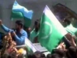 अब मुफ्ती के विधानसभा क्षेत्र में शब्बीर शाह की रैली में फहराए गए पाकिस्तानी झंडे अब मुफ्ती के विधानसभा क्षेत्र में शब्बीर शाह की रैली में फहराए गए पाकिस्तानी झंडे